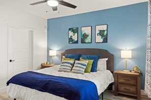 1 sovrum, skrivbord, strykjärn/strykbräda och resesäng