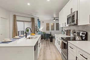 Frigorífico, microondas, horno y placa de cocina