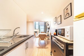 Réfrigérateur, micro-ondes, plaque de cuisson, cafetière/bouilloire