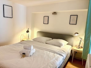 1 chambre, fer et planche à repasser, draps fournis