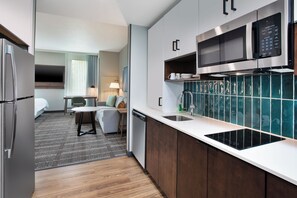 Jääkaappi, mikroaaltouuni, liesi, astianpesukone