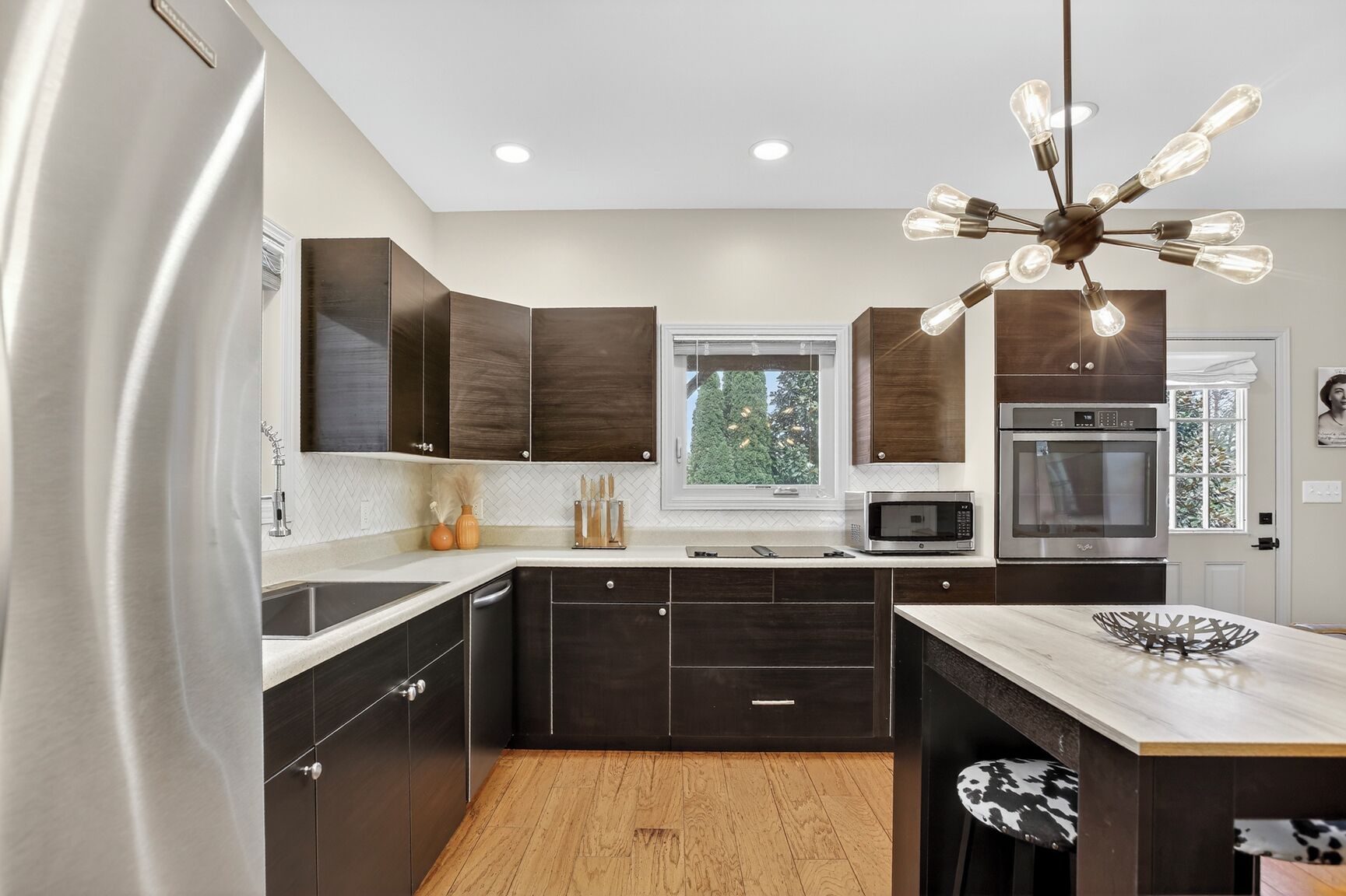 冷蔵庫、電子レンジ、オーブン、コンロ