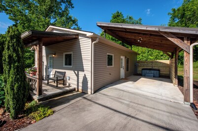 Cozy Couple’s Escape Hot Tub, King Bed, Near Downtown Asheville Pets Welcome