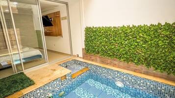 Suite Romantique | Salle de bain | Douche, serviettes fournies, savon, papier toilette