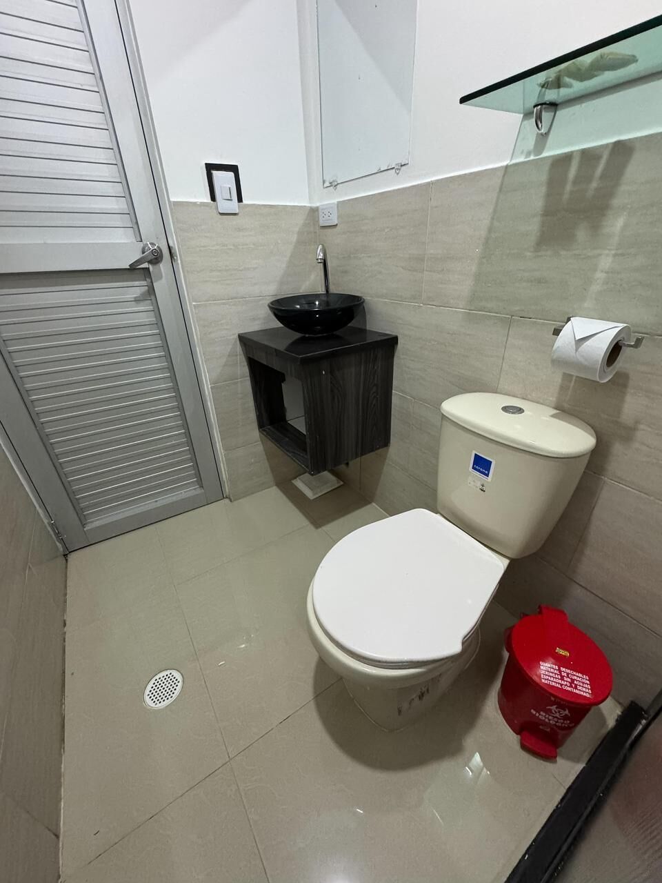 Quarto solteiro | Banheiro | Chuveiro, toalhas de banho, sabonete, papel higiênico