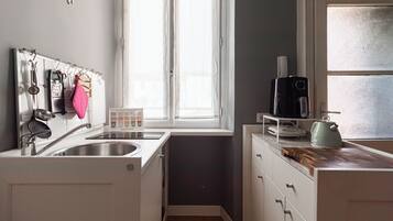 Kühlschrank, Mikrowelle, Herdplatte, Toaster