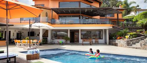 Piscina externa, espreguiçadeiras