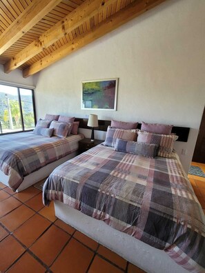 Villa de lujo, 4 habitaciones, patio, vista parcial al lago | 4 habitaciones, ropa de cama de alta calidad y wifi gratis 