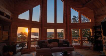 Tulip & Oak Cabin 5BR Lake Retreat with Epic Three-Level Deck