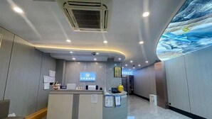 Lobby-lounge