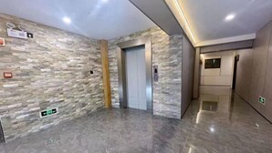 Lobby-lounge