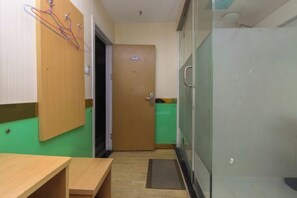 A narrow hallway with a wooden door, a bench, and a glass partition. - Yunxi Light Luxury Hotel (Nanjing)