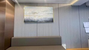 Lobby-lounge