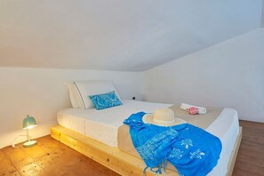 2 bedrooms, iron/ironing board, bed sheets