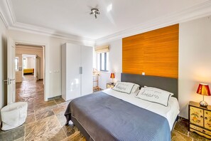 6 chambres, fer et planche à repasser, accès Internet, draps fournis