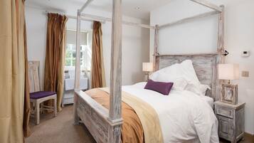 5 bedrooms, iron/ironing board, WiFi, bed sheets