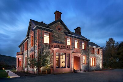 Hilltop Manor - Nine Bedroom Villa, Sleeps 18