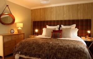 5 bedrooms, iron/ironing board, Internet, bed sheets