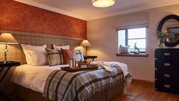 5 bedrooms, iron/ironing board, internet, bed sheets