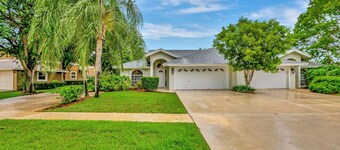 Pet friendly villa in tranquil Wellington close to WEF, shopping, & amenities.