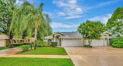 Pet friendly villa in tranquil Wellington close to WEF, shopping, & amenities.