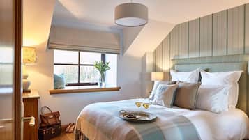 5 bedrooms, iron/ironing board, internet, bed sheets