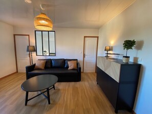 TV, books - Ferme Gabriela | Luxury accommodation in the lake region in the heart of the Jura mountains (Châtillon)