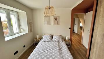 5 habitaciones, tabla de planchar con plancha, wifi y ropa de cama