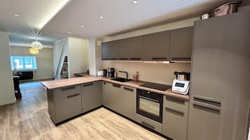 Geladeira, micro-ondas, fogão, cooktop
