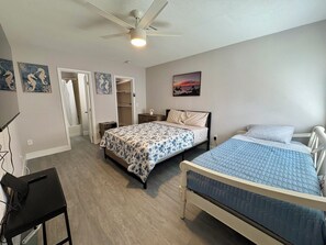 1 slaapkamer, een strijkplank/strijkijzer, wifi, beddengoed