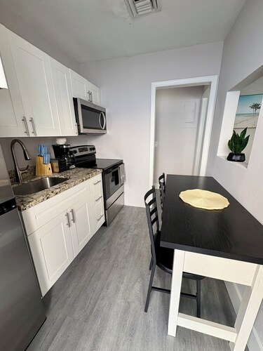 Cozy 1-bed apt in fabulous Pompano Beach across from the beach, AC, WiFi, pets