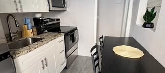 Cozy 1-bed apt in fabulous Pompano Beach across from the beach, AC, WiFi, pets