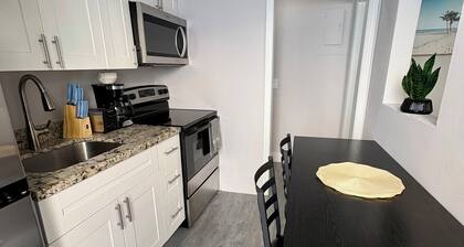 Cozy 1-bed apt in fabulous Pompano Beach across from the beach, AC, WiFi, pets