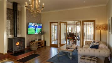 Smart TV, fireplace