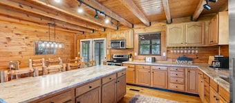 Hot Tub, Fire Pit, WiFi, EV Charger | Biggie cabin near Red River Gorge, KY!