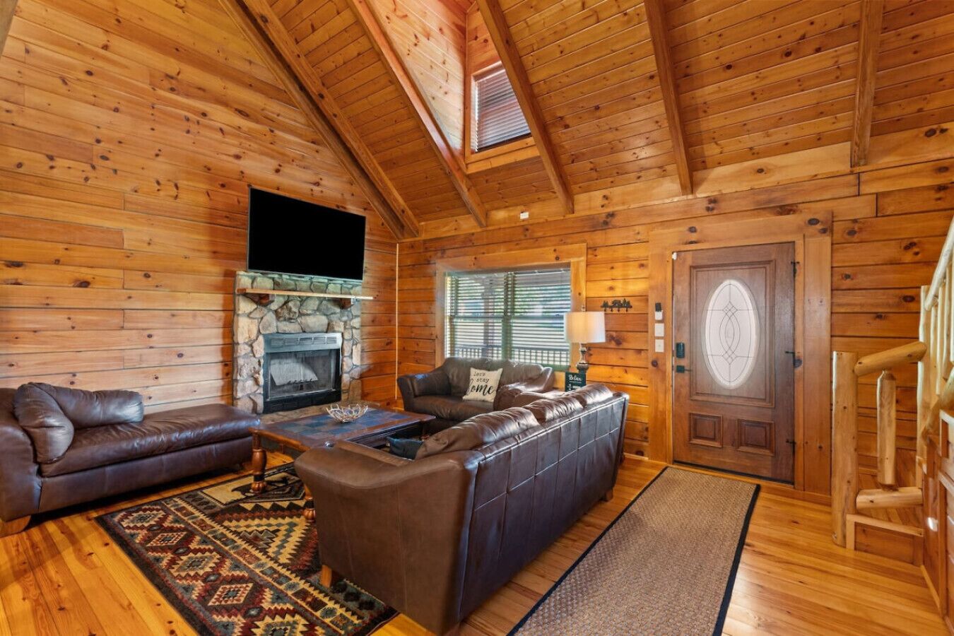 Smart-tv, tv-spel, dvd-spelare och ett bordtennisbord