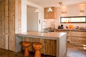 Fridge, microwave, dishwasher, cookware/dishes/utensils