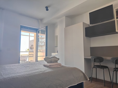 Escritorio, espacio para trabajar con laptop y wifi gratis