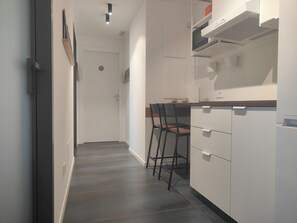 Refrigerador, microondas, placa de cocina