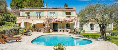 حمّام سباحة مُدفَّأ