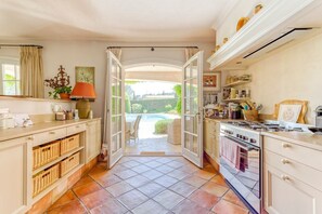 Lave-vaisselle, chaise haute