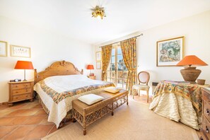 4 bedrooms, iron/ironing board, internet, bed sheets