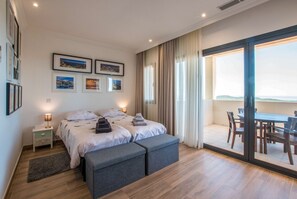 4 bedrooms, iron/ironing board, Internet, bed sheets