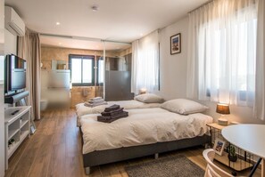 4 bedrooms, iron/ironing board, Internet, bed sheets