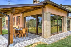 Outdoor dining - Fortebracci - Six Bedroom Villa, Sleeps 12 (Umbertide)