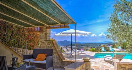 Fortebracci - Six Bedroom Villa, Sleeps 12