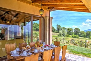 Outdoor dining - Fortebracci - Six Bedroom Villa, Sleeps 12 (Umbertide)