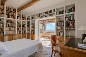 5 slaapkamers, een strijkplank/strijkijzer, internet, beddengoed