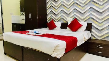 Deluxe Room, City View | Desk, laptop workspace, free WiFi