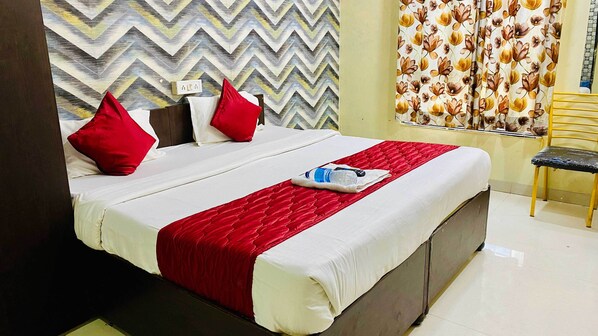 Deluxe Room, City View | Desk, laptop workspace, free WiFi - Hotel Shreeji (Indore)